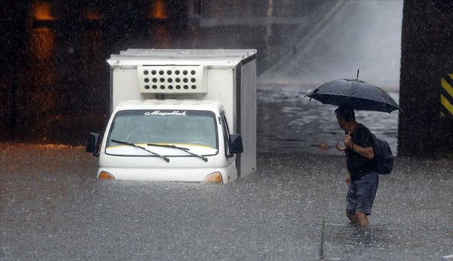 İstanbul yağışa teslim: Kapalıçarşı'yı su bastı